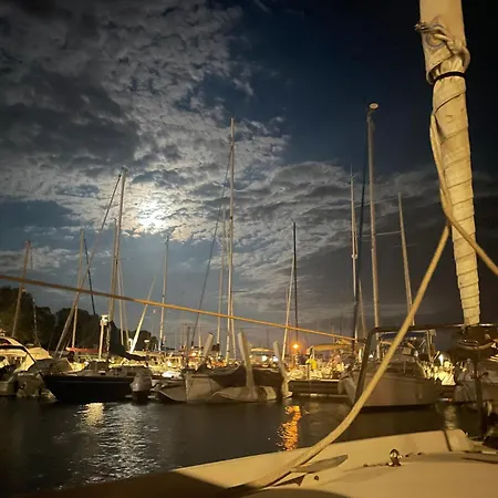 Yacht Galarne 船上ホテル *
