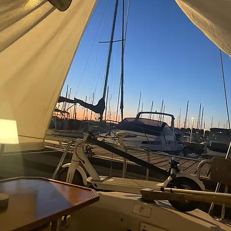 Ботель Yacht Galarne Сен-Рафаэль