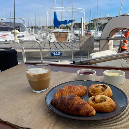 Hotel na wodzie Yacht Galarne