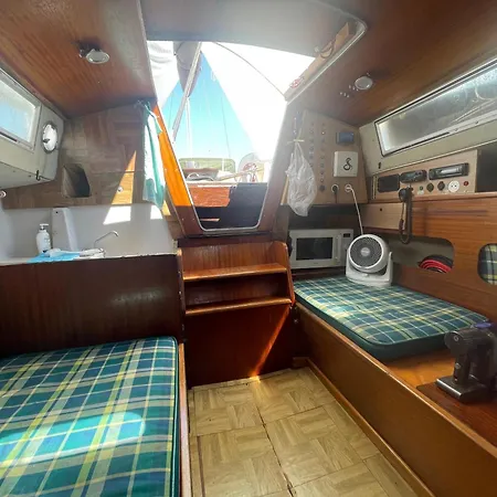 Ботель Yacht Galarne *